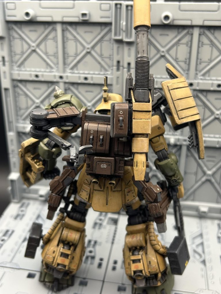 見えづらいですがバックパックの左側は作業用アームになっていて弾倉を交換します。作業用アームもプラ板と真鍮線で作りました。