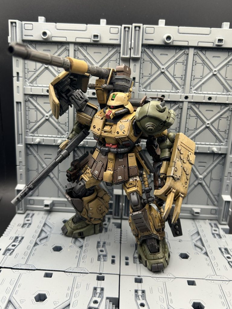 キャノンが写ってなかったので最後に一枚。戦車のプラモデルの砲身を使いました。シールドは元々使っていた破損した肩アーマーを流用したイメージです。