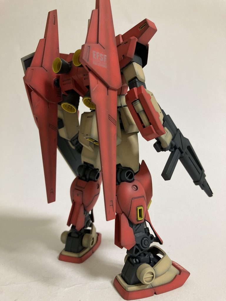 パイロットを任されたケーラ機体の調整、整備を任されたのはアストナージであった打合せを重ねる中で、アストナージは明るく茶目っ気のあるケーラに恋心を抱くようになる