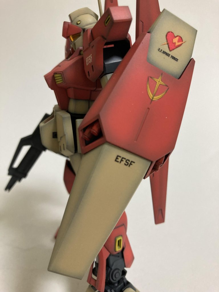 本機は回避に特化しているため、本来であればシールドは装備しないが、『必ず装備して下さい！中尉の身に何かあったら自分は…』と頼み込まれ、ケーラも従っているジェガンのシールドをわざわざケーラカラーに塗装し、彼女のエンブレムまでマーキングされていた余談ではあるが、艦長のブライトは苦笑いしていたという自らが同じように職場婚であったためか、遠巻きに見守るスタンスだったようだ