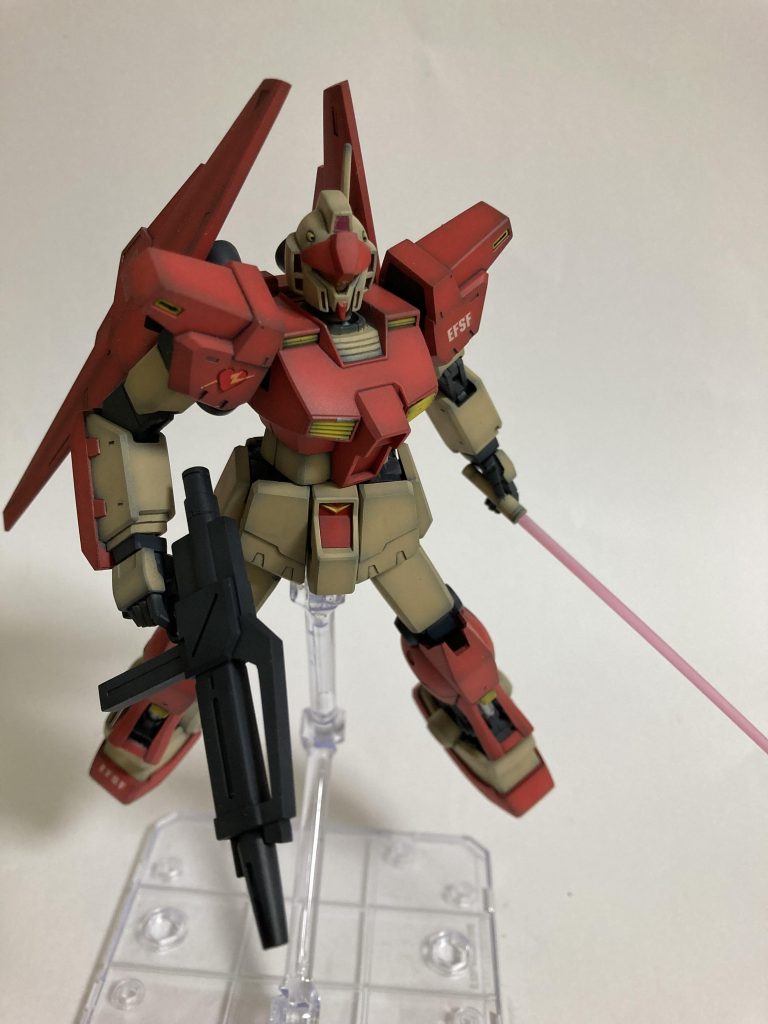 爆砕したシールドすかさず抜刀し、高い機動性でギラドーガを制圧する