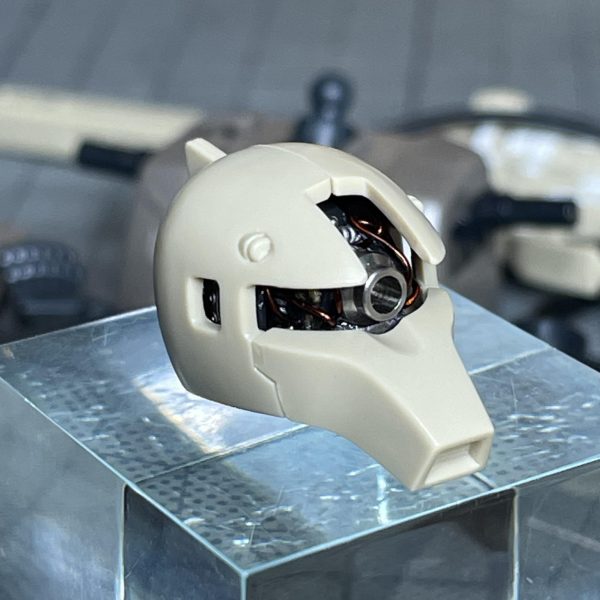 HG ザクⅠ スナイパータイプモノアイ周辺をデッチUPマグネットとエッチング片で回頭可能仕様にしてます。（4枚目）