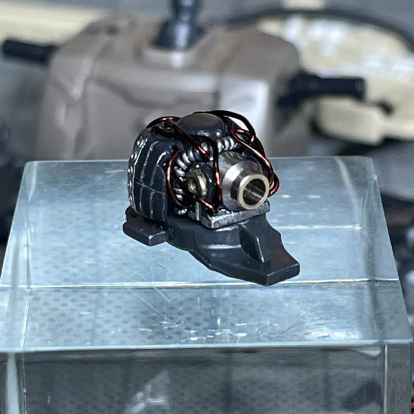 HG ザクⅠ スナイパータイプモノアイ周辺をデッチUPマグネットとエッチング片で回頭可能仕様にしてます。（3枚目）