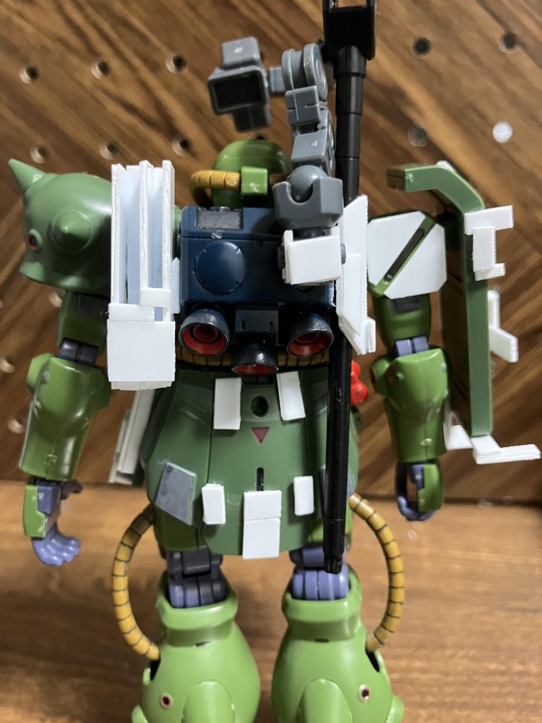 背面対艦ライフル（砲身部分）を掛ける部分ヒートホークラック（2丁装備可）そしてバックパックからニョキっと生えてるこれは遠距離視野拡大レンズです。オリジナルの追加装備です。こちらは汎用型ザクマシンガンと対艦ライフル（砲身）をくっつけた際に最も有効になるものです。