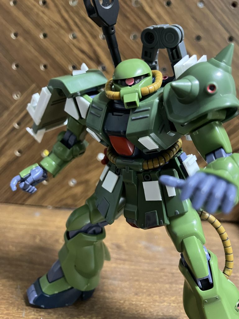 画面右側腰部分にライフル用のマガジンポーチ？のようなものを追加