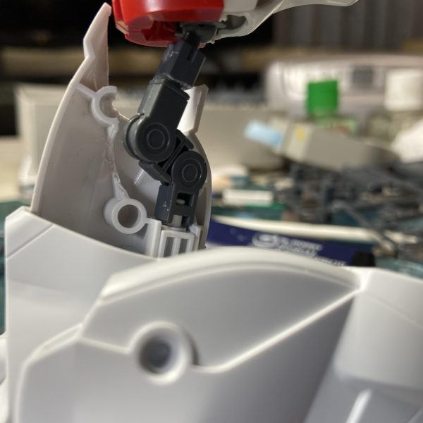 風雲再起さんに躍動感出るように、首と尻尾も可動出来るようしました。&nbsp;寒いのであんまりやる気起きなかったんですが、作ってる途中でいろんな機体乗せてたら楽しくてテンション上がってきました(gundam-kao3)みんなの風雲再起さん！誰にのせよう？いろんな改造案が出てきて作業は進まないです(gundam-kao10)（5枚目）