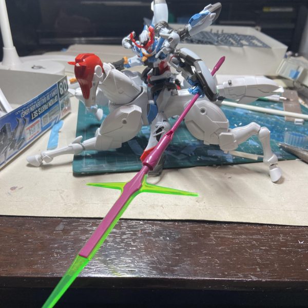 風雲再起さんに躍動感出るように、首と尻尾も可動出来るようしました。&nbsp;寒いのであんまりやる気起きなかったんですが、作ってる途中でいろんな機体乗せてたら楽しくてテンション上がってきました(gundam-kao3)みんなの風雲再起さん！誰にのせよう？いろんな改造案が出てきて作業は進まないです(gundam-kao10)（4枚目）