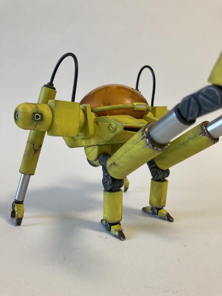 地上でメインアームを使用する場合、後ろ脚の他にサブアームをアウトリガーとして使用し、作業中のバランスを保ちます