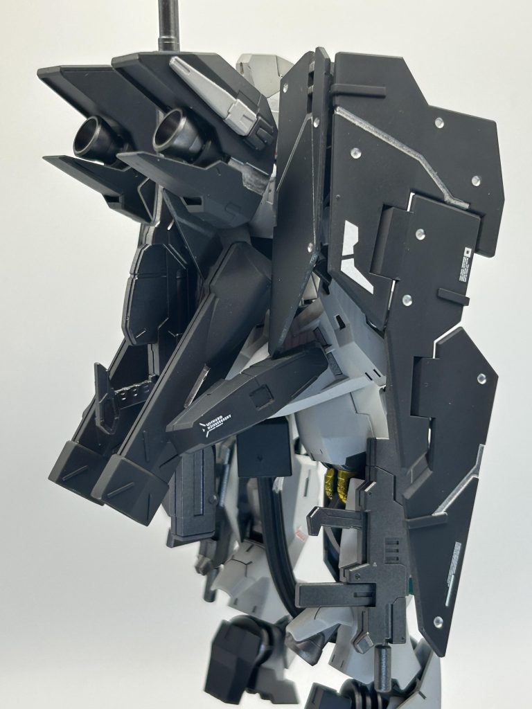 側面。 脛のライフルはガンヴォルヴァの物を二つ用意して、一つはピンを逆側に作り左右の足に懸架出来るようにしました。