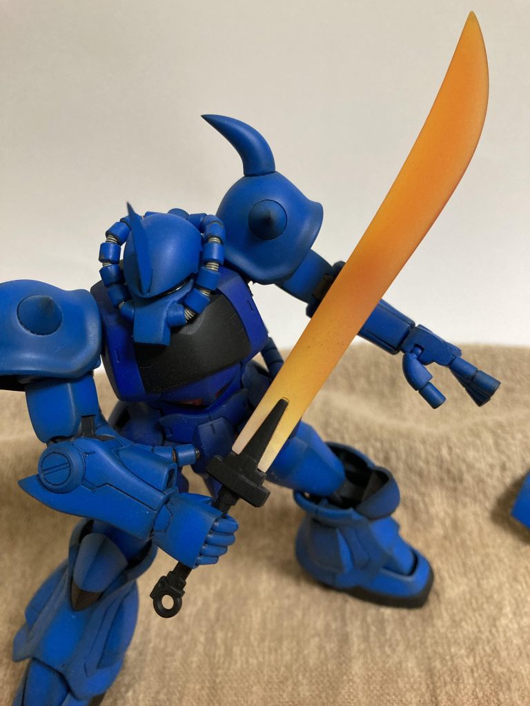 天パ『…ラルさん……ラルさん！！』ラル『なっ?なんだ少年！？』天パ『武器の説明をしろ！と画面の前の大きなお友達から苦情が来てます…』ラル『ひ…ヒートサーベルだ…』天パ『ヒート？ビームサーベルですよね？ツカから一瞬で生えましたよね？』ラル(くっ…嫌な所を突いてくる…)天パ『日本の大きなお友達に解るよう説明して下さい』ラル『！？…つっ…つまり…瞬間形成超高熱発生流体形状記憶合金の…剣だ…』天パ『…チッ！』ラル『え…？…いまワシ…舌打ちされた？こんな年下のガキに…？』