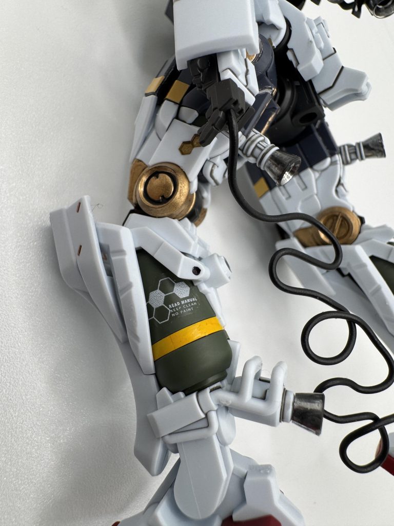 100均シールでハニカムがありまして、つけてみたら太もものデザインに合ってましたー