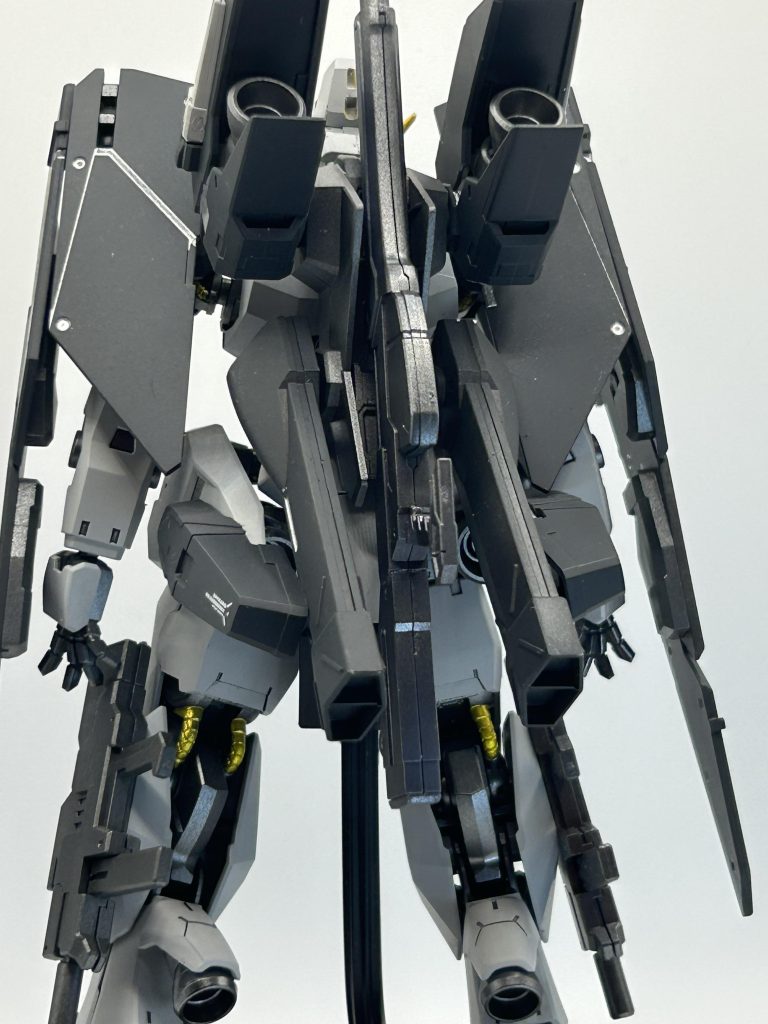 背面。カラーリングは悩みましたが、緑を使うとデュナメスぽさが増してしまうので、あくまでガンヴォルヴァらしくと言うことでグレーと黒を基調として差し色にシルバーと黄色を使ってみました。