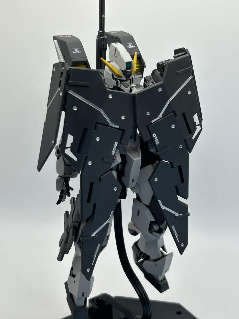 アーマー展開。 これがやりたくてデュナメスのシールドを使ったので、無事に出来てよかったです。角度をつける為肩との接続は一部ビルド系の改造パーツを使用しています。