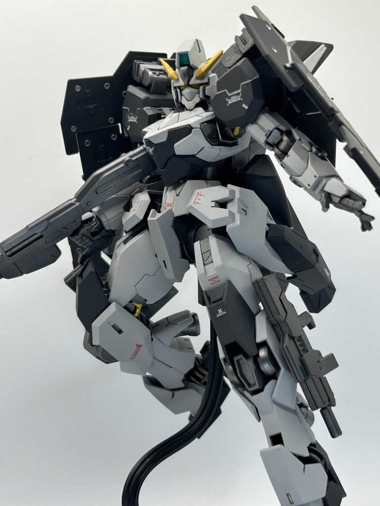 ポージング。ライフルはファラクトの物ですが、長すぎてバランスが取れなかったので少し短縮して、センサー部分にルブリスのライフル持ち手をつける事でバックパックに取り付けられるようにしました。