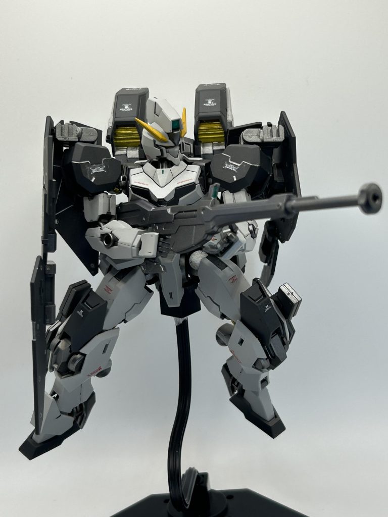 制作工程はミキシング、全塗装、部分塗装、デカール貼り、艶消しトップコートです。 このポーズの為足を動かしている時に左足のアングルアーマーが根本からポキっと、、、😥