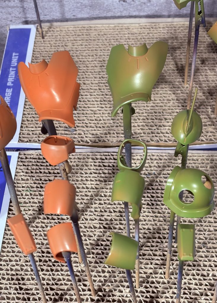 ちなみに左が最初に塗装したグリーン。イエローよりで明るすぎたので右のグリーンに塗り替えました。面倒だけどすぐリカバリーできるのがプラモデルの楽しさですね。