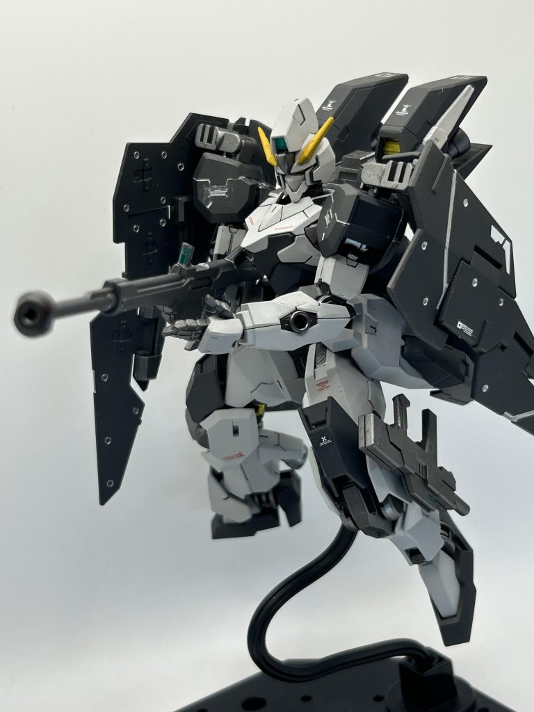 頭部は大型のセンサーを取り付けたかったので、デュナメスのフロントアーマーのパーツを頭にパテで取り付けています。少しバランスが悪いですが、満足してるから良いのです。