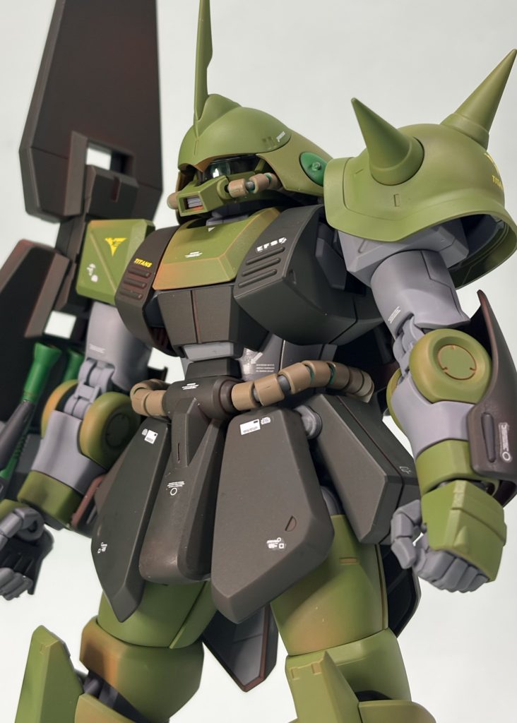 グリーン調だとユニコーンVer.と似てしまうのでグリーンの調色に気をつけて塗装。