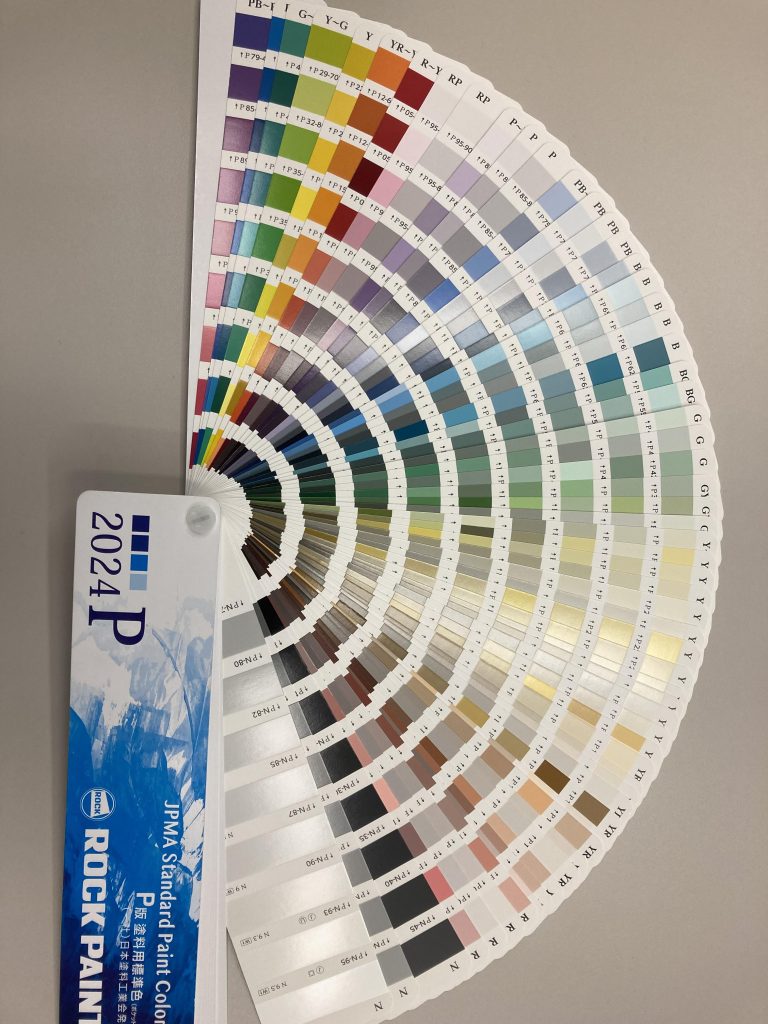 次に、色を調色していく際に参考にしているアイテムのご紹介です。インストに記載されている調色のレシピももちろん参考にしますが、なにぶん印刷物なので自分のイメージとは異なる場合もあります。色を混ぜ混ぜしているうちに、目指していた色が分からくなることもしばしば…そこでこの「塗装用標準色(ポケット版)」の出番です。様々な色が記載されており、目指す色に付箋を付けて目標を見失わないようにしています。