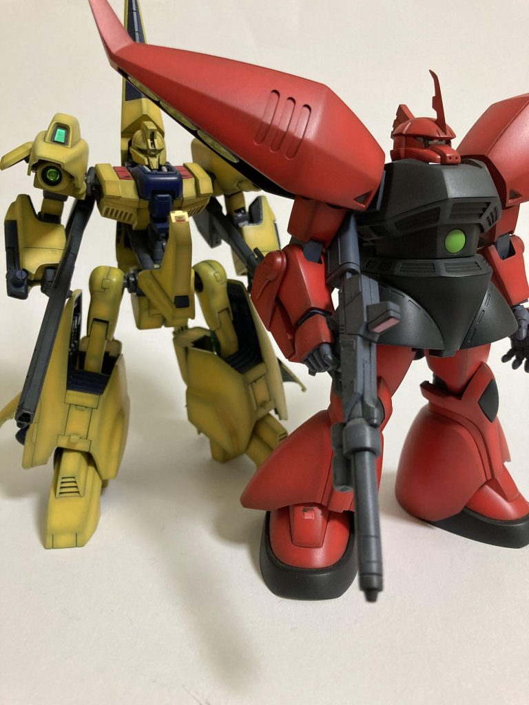 私の作風は「劇中イメージ優先」ですので、塗装後はほとんどデカールの類を貼りません。(武器は盛りますが)流行りでは無いことも充分に理解していますが、完成作品を並べた際の統一感を大切にしているので、今更変えられないのが実情です。デカール、スジボリをキレイに施された作品は、GUNSTAで楽しむようにしています。(出演:発色がめちゃくちゃ大変だった皆さん)