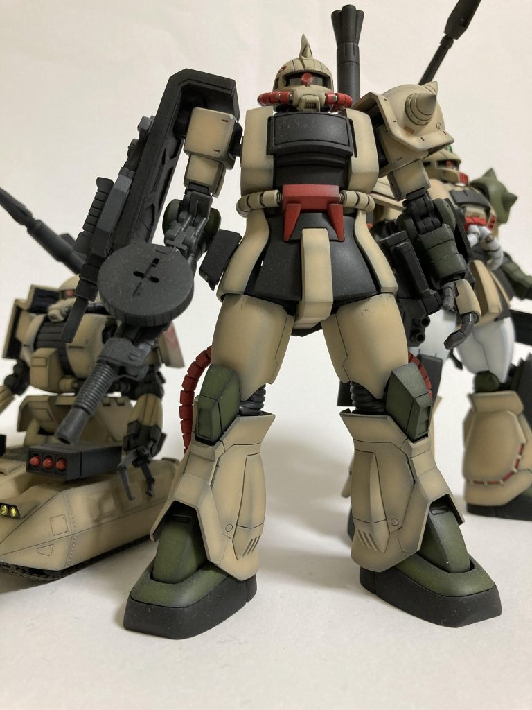 私はよく黒立ち上げグラデーション塗装を使います。下地を全て真っ黒(黒サフ)に塗装してから、塗りたい色を面の中心から外側にグラデを意識してエアブラシで吹付していくものです。下地が黒なので、明度を下げ過ぎると発色が悪く、思った色にならない場合があります。なので明度は若干上げめに色の調色を行います。次に、彩度は上げ過ぎると派手になります。作品を作るうえで意識しているのが「兵器」であること。戦場で派手派手な色の兵器がいれば(いますけどねw)、認識されやすく、狙われやすいと思い彩度は下げめで調色します。(出演:砂漠で目立たない皆さん)