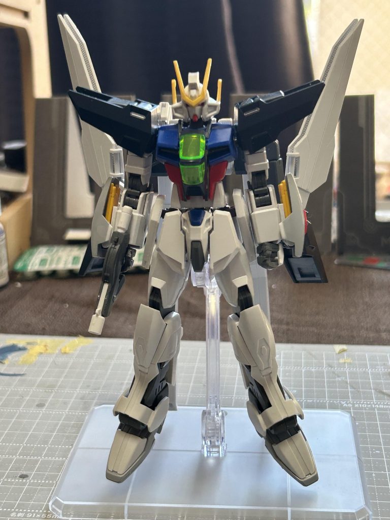 塗装前&nbsp;腹部を1ミリ延長。腕部装甲も幅を1ミリ延長。胸部はストライクの胸部中心を切り取り、そこへ切り取ったダブルエックスの胸部をパテで型取り取り付けています。&nbsp;脚部装甲は側面を切り抜き、中に埋め込むようにしてダブルエックスの物を取り付けました。