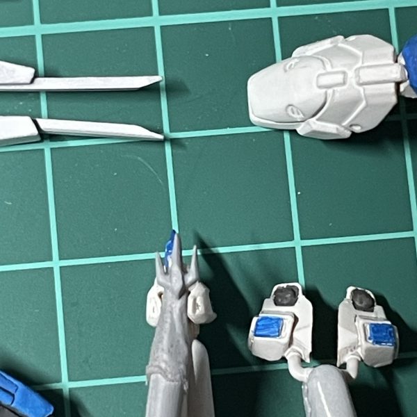 肩アーマーとか膝曲げる為にぶった斬ったシリンダーとかメガキャノンどうやって持たせるの？とかまだまだ加工しないといけないところがあるにも関わらず、注文してるマグネットがいつまで経っても来なかったり1mmドリル落として折れたりとかで一向に作業が進まず、我慢できなくなって一部下塗りを始めてしまいました。途中知らないうちにツノが家出したまま帰ってくる見込みが無かったので新しく作り直しました。片付けって大事ですね。おぐねく様に教えていただいたロックタイトピンポインター買いました。削りやすさが絶妙です👍🏻（2枚目）