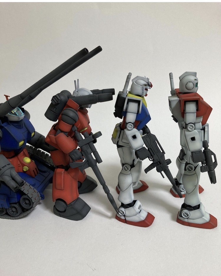 一概に色といっても様々な色があります。一説によると色の種類は無限にあるそうです…色は個人個人で受け取り方(見え方)が違うらしいですね。聞いた話によれば、人によって見えている色が若干違うのだとか。進化の過程で少しずつですが「個体差」が生じたのかもしれません。(出演:MSの進化を人類の進化的に表現してくれた皆さん)