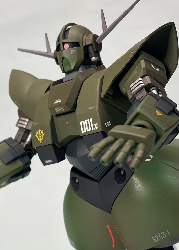 アニメ特有の前衛ポーズもできてかっこいい。ABSも少なく合わせ目も少なくて作り易い。名キットだと思います。