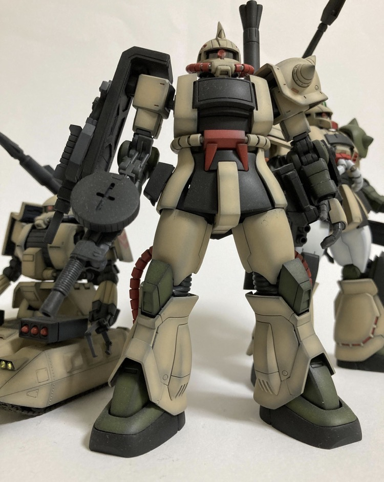 私はよく黒立ち上げグラデーション塗装を使います。下地を全て真っ黒(黒サフ)に塗装してから、塗りたい色を面の中心から外側にグラデを意識してエアブラシで吹付していくものです。下地が黒なので、明度を下げ過ぎると発色が悪く、思った色にならない場合があります。なので明度は若干上げめに色の調色を行います。次に、彩度は上げ過ぎると派手になります。作品を作るうえで意識しているのが「兵器」であること。戦場で派手派手な色の兵器がいれば(いますけどねw)、認識されやすく、狙われやすいと思い彩度は下げめで調色します。(出演:砂漠で目立たない皆さん)