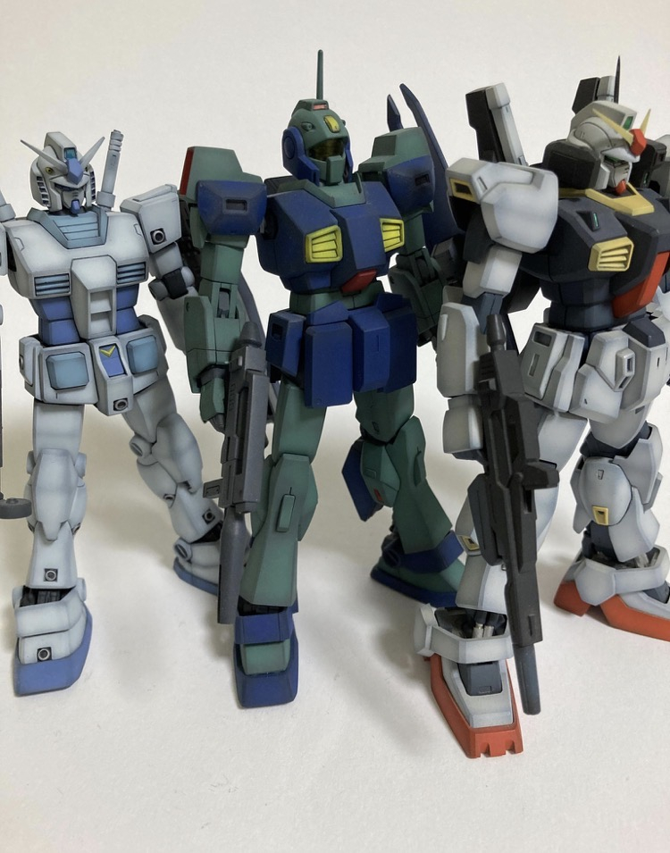 次に、下地の色の影響を受ける色と、下地の影響を受けない(受けにくい)色が存在します。1. 発色しやすく、下地を隠しやすい色(隠蔽力が高い)・代表的な色: 黒、白、濃いグレー、シルバー、青系、緑系下地が黒であっても、白やシルバーを塗れば一回でその色に染まりやすいです。(出演:塗りやすかった皆さん)