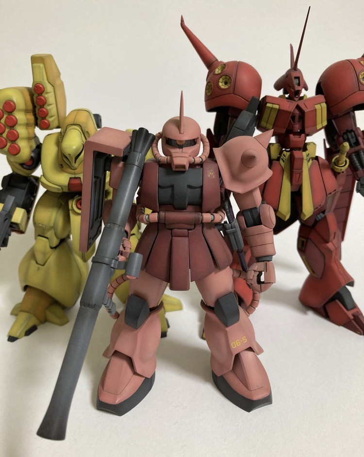 2. 下地の影響を受けやすく、透けやすい色(隠蔽力が低い)・代表的な色: 黄色、オレンジ、赤、明るいピンク黄色: 最も下地の影響を受けやすく、黒い下地の上に塗ると、くすんだ緑色やグレーに見えてしまいます。赤・オレンジ: 下地が暗いと発色が重くなり、鮮やかさが失われます。(出演:塗りにくかった皆さん)