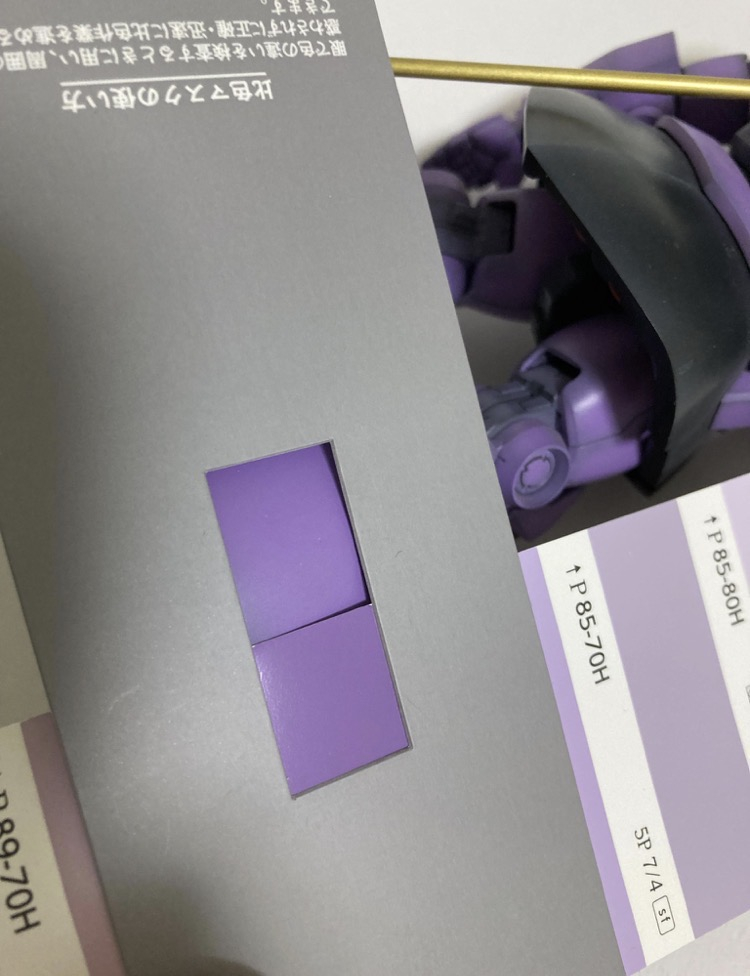 そこで、この厚紙の出番です。このように、他の色が見えない状態にすれば一目瞭然!こんな感じで塗装前の色の選定、調色、塗装後の確認をしています。ちなみに、前述の通り下地が黒なので、狙った色に少し白を入れて発色しやすいように調色しました(明度の調整)