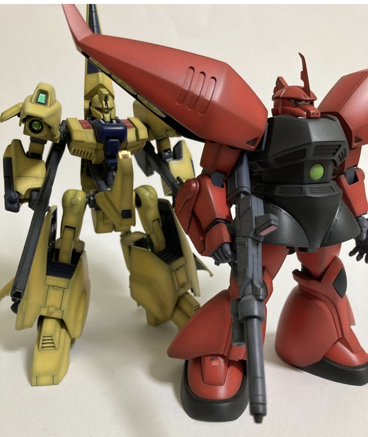 私の作風は「劇中イメージ優先」ですので、塗装後はほとんどデカールの類を貼りません。(武器は盛りますが)流行りでは無いことも充分に理解していますが、完成作品を並べた際の統一感を大切にしているので、今更変えられないのが実情です。デカール、スジボリをキレイに施された作品は、GUNSTAで楽しむようにしています。(出演:発色がめちゃくちゃ大変だった皆さん)