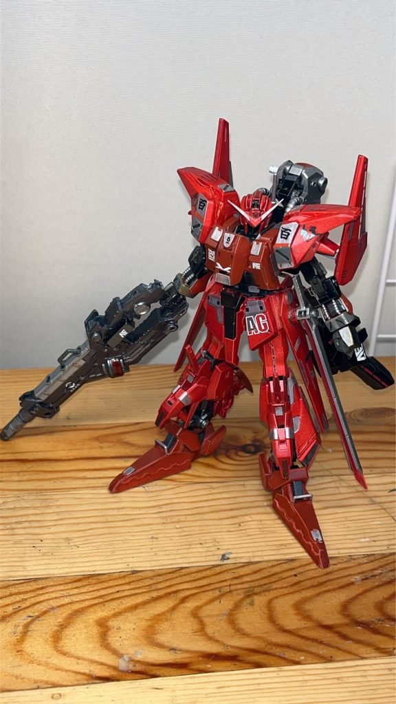 前回の紅式はこのようにほぼ赤一色でしたが、今回は黒を増やしました。装甲の耐久性が上がる黒緋コーティングを纏ったという設定です。