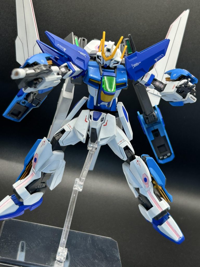 ポージング&nbsp;ライフルはスターゲイザーの物を使用しています。スタイルダブルエックスですが、パーツを見るとストライクらしさを感じ、ギミックからスターゲイザーぽさを感じられるよう意識しました。