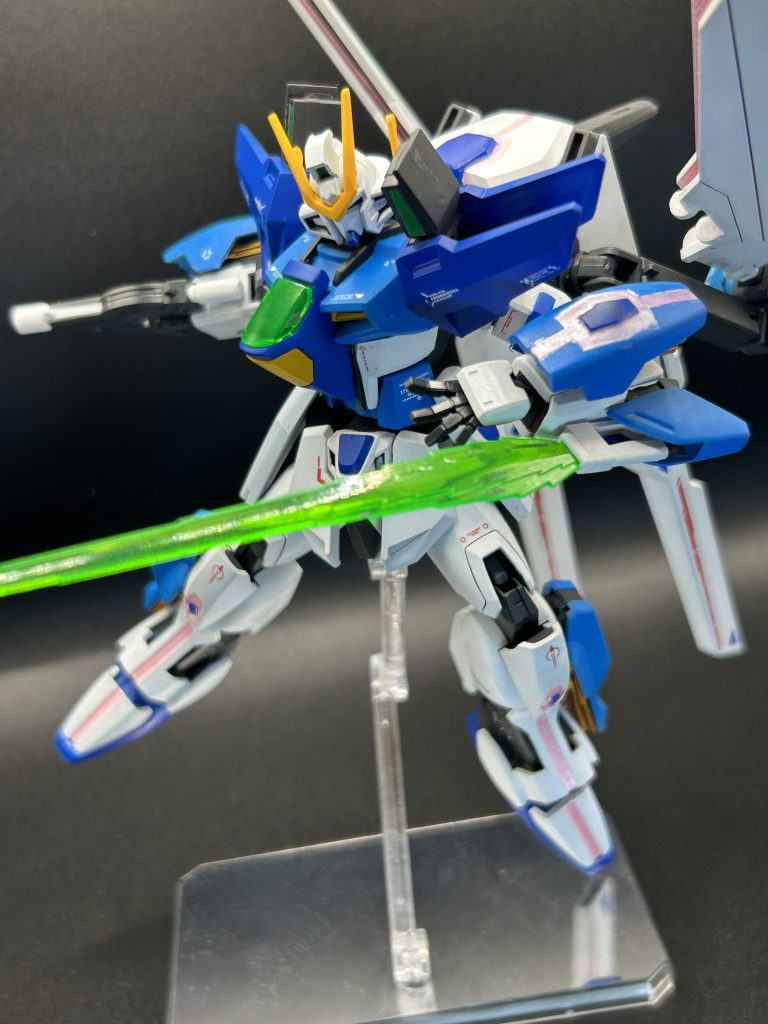 腕部にダブルエックスのビームサーベルを装備して、近接戦にも対応！アーマーとしてストライクの膝アーマーを取り付けています。&nbsp;