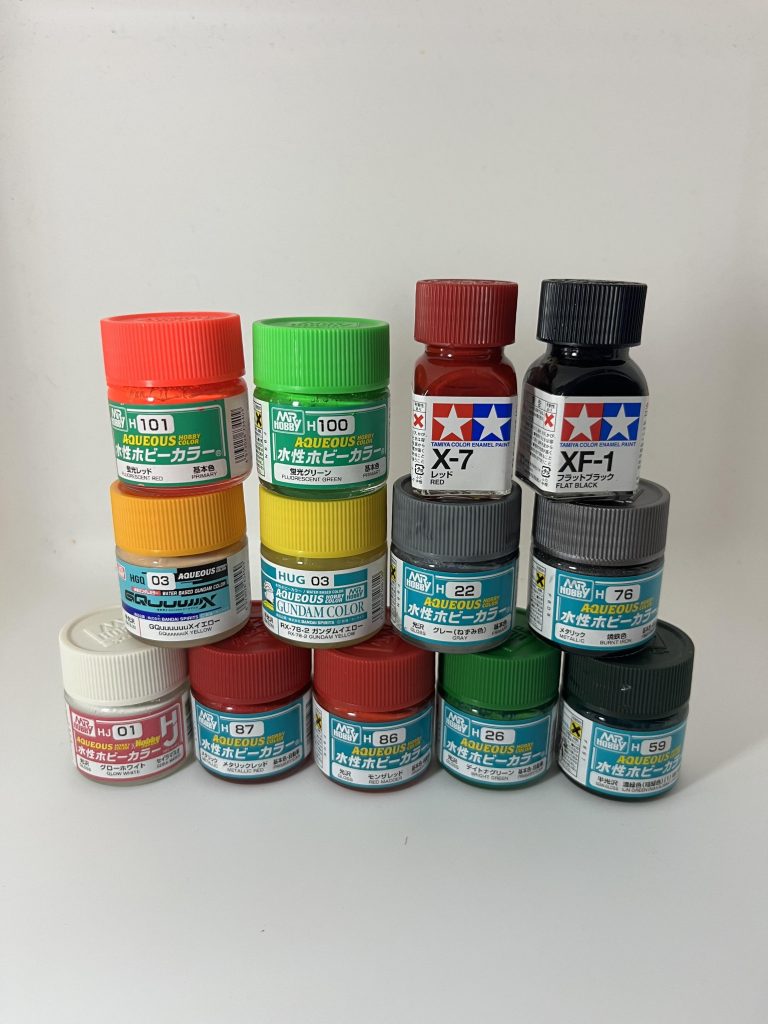 今回使用した塗料です。黄色いと緑は混ぜて配色しました。