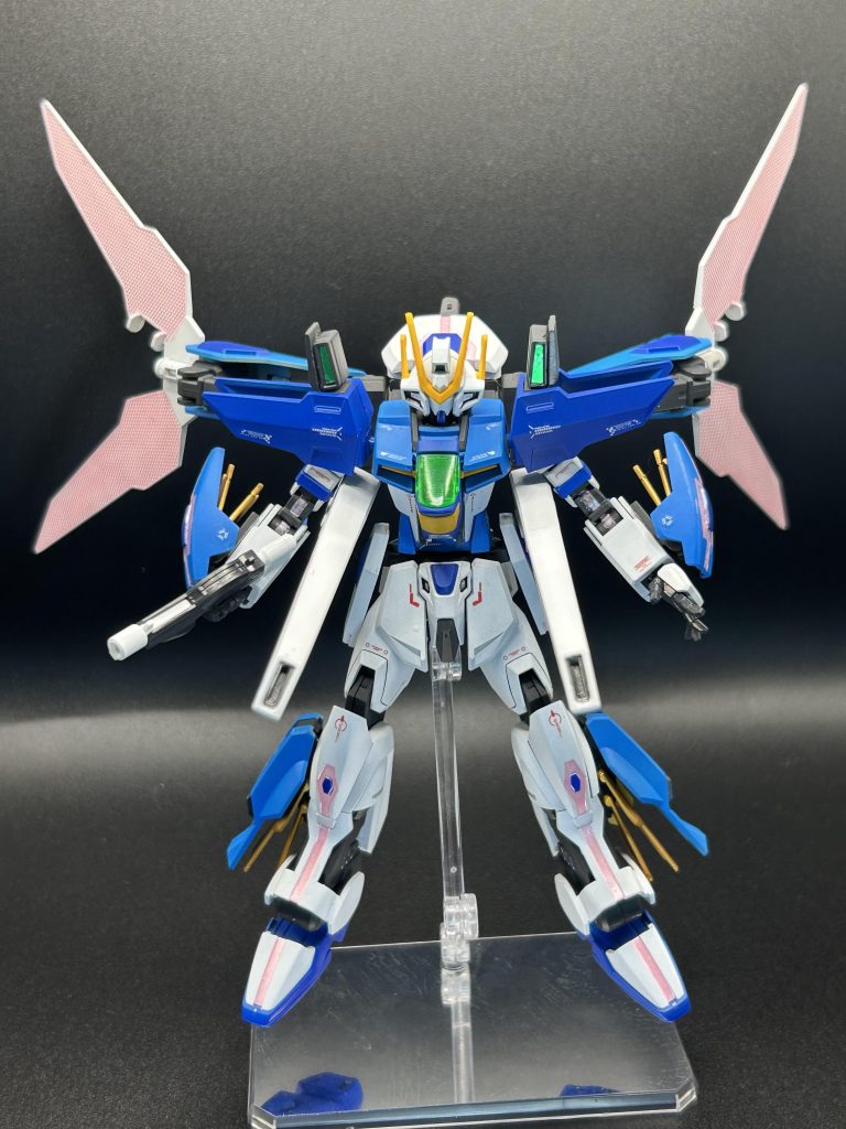 サテライトキャノンは肩ではなく腰からで、サテライトランチャーとしました。ダブルエックスのバインダーは6枚ではなくこの後のギミックの為4枚に変更。本当はエックスのバインダーが良かった、、、