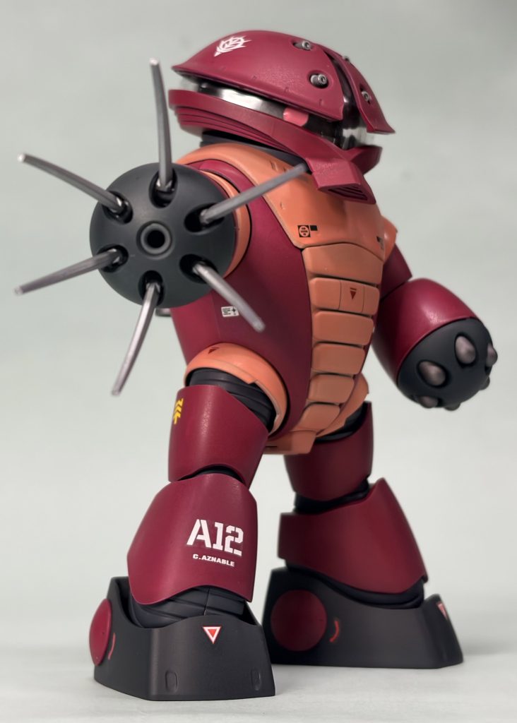 モノアイの位置を変えるのにいちいち頭部をバラさないといけないのが面倒です。