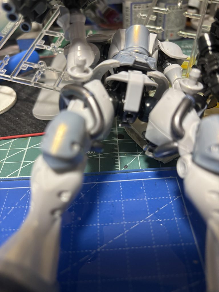 ギャン側の凹　騎乗させるにはやや股周りを緩く接続する必要があります