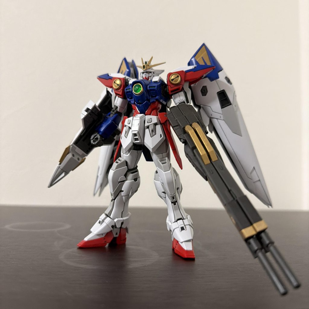 こだわりの……黄色部品や目はゴールド塗装の部分塗装とスミ入れのみ。RGは完成度素晴らしいですが、動かすのに気を使います。