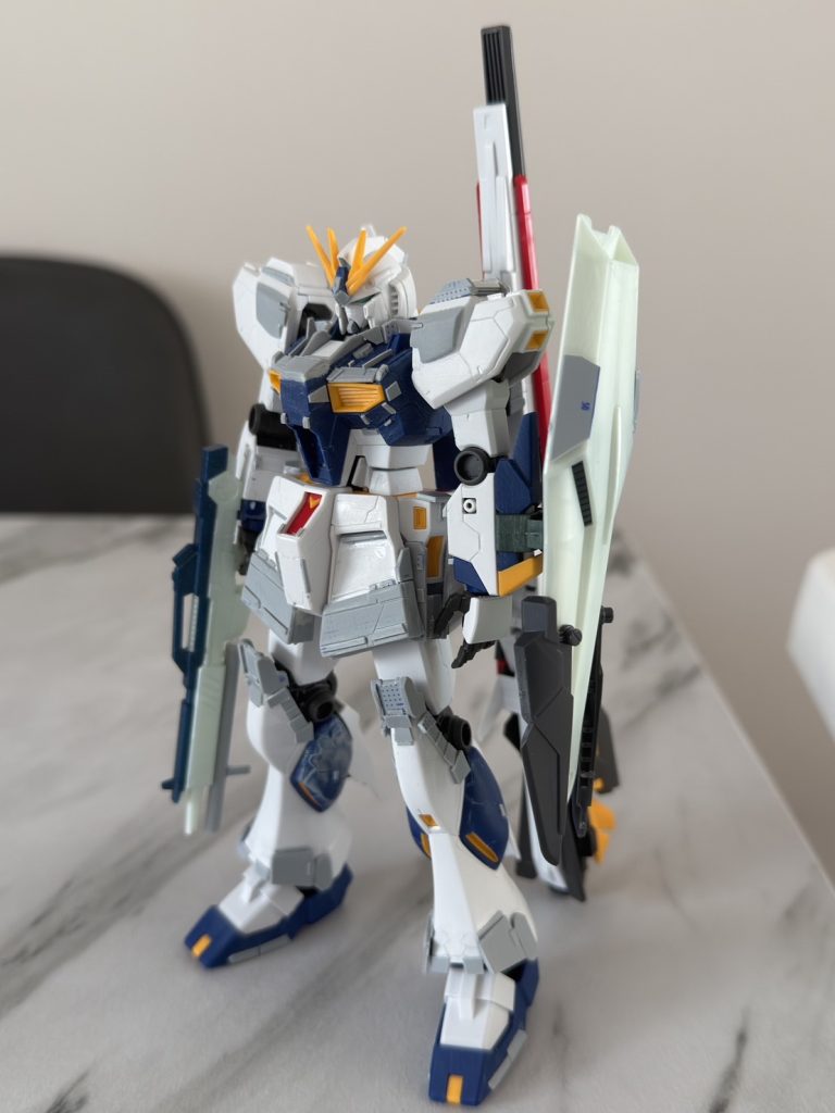 塗装前の状態 加工箇所・顔 少し奥まった位置に顔がくるように加工。ヘルメット前側ダクトを切り離し上に接着。顔面は頬を削りストフリのような頬当てを作成。口元はプラ板から作成。肩 pgを参考に面を増やしています。胴体 襟パーツを延長し首が短くなるように加工フロントアーマー、膝にオリジナルの追加アーマをプラ板から作成。シールド、武装は福岡νガンダムには付属しないため別キットから流用。