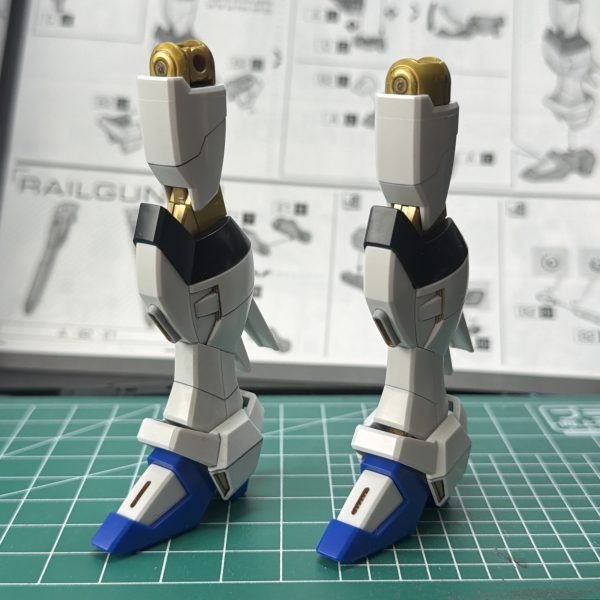 以前作ったマイティーストライクフリーダムガンダム。コレをベースにバラして予備キットを開封しつつ、再使用部品は手直ししてストライクフリーダムガンダム弐式を作ります。先日プレバンにて瞬殺……転売ヤーに敗北したので🤬 とはいえ資材はあるし、プレバン仕様の再現が可能(一部パーツはRGより転用)なので〜Let's try♪ 脚が短いのがどうしても許せず……かつ簡単に脚の延長できないか……🤔 出来ました 🤣腿部を2〜3㎜ずらして接着😊誰でも出来るかと😅ただし股の付根部分は正規より固定力が低下しますので、参考にされる方はお気をつけ下さいね🤔(1枚目)