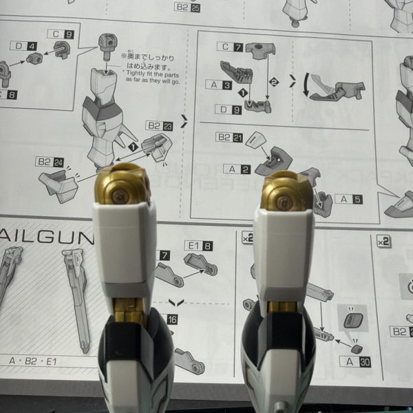 以前作ったマイティーストライクフリーダムガンダム。コレをベースにバラして予備キットを開封しつつ、再使用部品は手直ししてストライクフリーダムガンダム弐式を作ります。先日プレバンにて瞬殺……転売ヤーに敗北したので🤬 とはいえ資材はあるし、プレバン仕様の再現が可能(一部パーツはRGより転用)なので〜Let's try♪ 脚が短いのがどうしても許せず……かつ簡単に脚の延長できないか……🤔 出来ました 🤣腿部を2〜3㎜ずらして接着😊誰でも出来るかと😅ただし股の付根部分は正規より固定力が低下しますので、参考にされる方はお気をつけ下さいね🤔(2枚目)