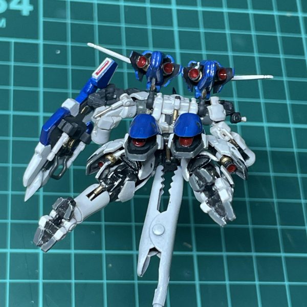 メガキャノンの接続どうしよう？を考える為にとりあえず仮組してみました。肩周りが干渉しまくる。腕の角度が思った感じではない。そんな訳で腕の角度の変更と干渉するアーマー削りました。&nbsp;（3枚目）