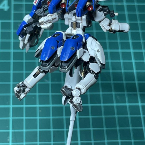 メガキャノンの接続どうしよう？を考える為にとりあえず仮組してみました。肩周りが干渉しまくる。腕の角度が思った感じではない。そんな訳で腕の角度の変更と干渉するアーマー削りました。&nbsp;（2枚目）