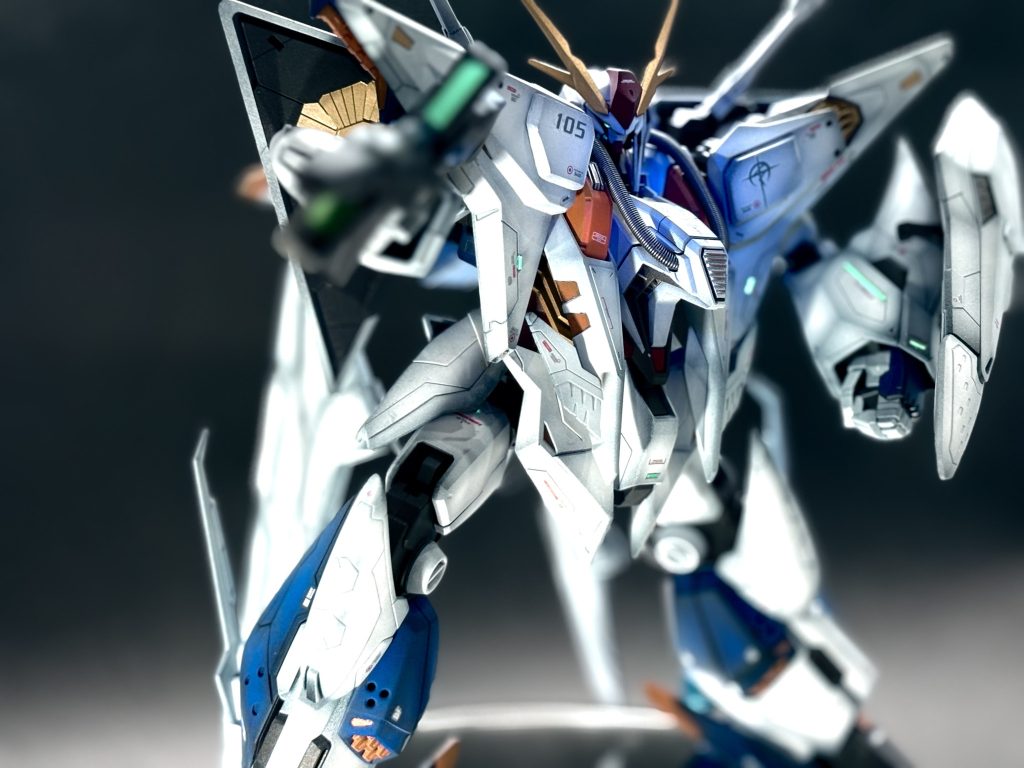 装甲がゴツすぎてあんまり激しいポージングはできませんが、ビームライフルでも撃たせておきましょうかね？鋭い眼光が最高にクール！