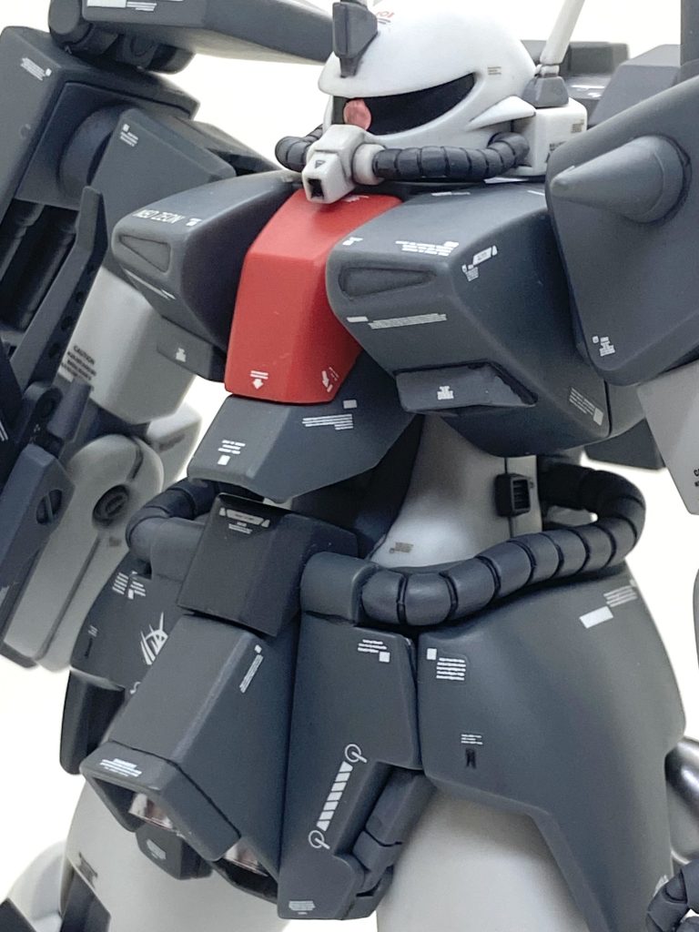 ザクIIIはHGでも14番目というかなり早い段階に出たキットなので設計の古さが大変目立ちます。頭はモナカ割り、胴体、腰、肩、腕、脚全体、武器などほぼ全体に合わせ目あるのは兄弟機のザクIII改作った時にわかっていたのでなるべくは接着して消しましたが一部は段落ちモールドにしました(胴体上面、腰、膝関節等)。濃いグレー系統は接着すると白化し易いのですが・・・白の部分も白化してしまう事が多く、これは閉口してしまいました。なので、昔買った専用のガンダムカラーで白化した箇所を薄めにぼかす様に吹きますと・・・・成型色と全く同じ色になり、これは自分の十八番です(笑)。白化した箇所の写真が幾つかあるので製作工程に載せておきます。