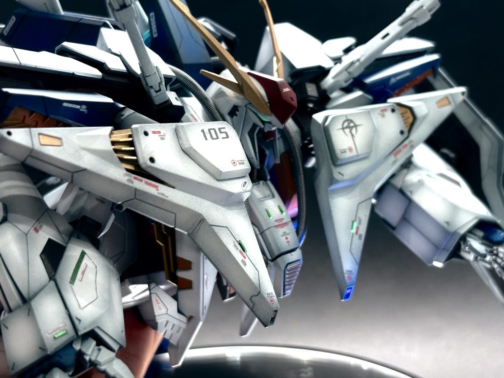 クスィーといえばこのポージングでしょうか？箱絵のポージングしたくてもこんな巨体を支えられるスタンドを持っていないので手で支えていますw